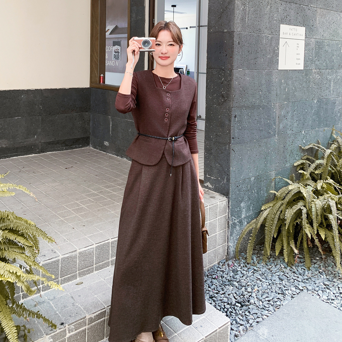 现货2D078-T1954-P195K278  T+马甲+半裙 3件套咖色图片