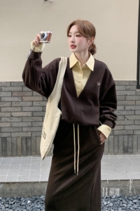 咖色衬衫拼接假两件卫衣套装裙女2025秋新款复古显瘦半身裙两件套图片