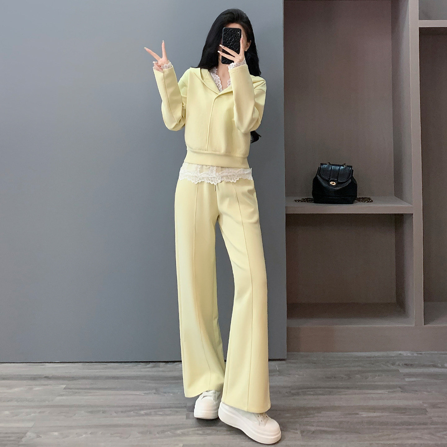 韩版休闲运动套装修身显瘦连帽短款卫衣内搭蕾丝背心阔腿裤三件套图片