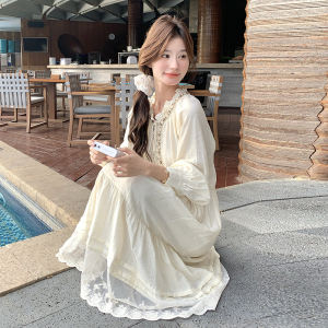 波西米亚长袖白色连衣裙女春秋2025新款超火好看气质蕾丝拼接长裙图片