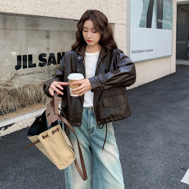美式咖色针织连帽机车服短外套女春秋超火好看高级小众皮夹克上衣,女装皮衣,2C177