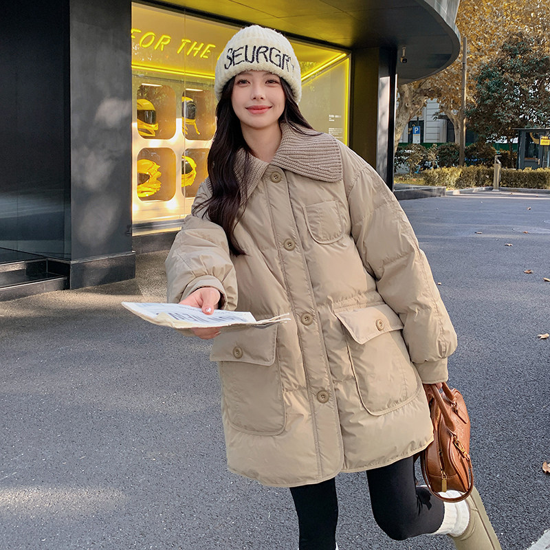 独特超好看卡其色针织娃娃领羽绒服女冬2024年新款流行中长款外套,女装羽绒服,2C159