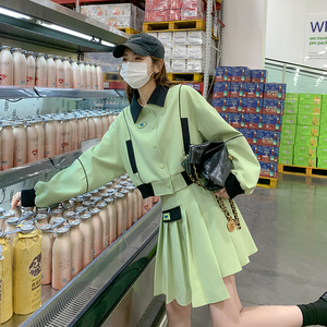 绿色百褶裙时髦套装女秋2024新款高级感学院风小个子棒球服两件套图片