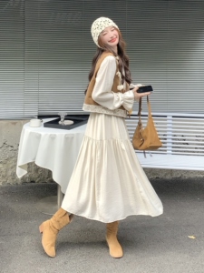 白色连衣裙套装女秋季2025旅游穿搭美拉德马甲裙子刺绣休闲舒适图片