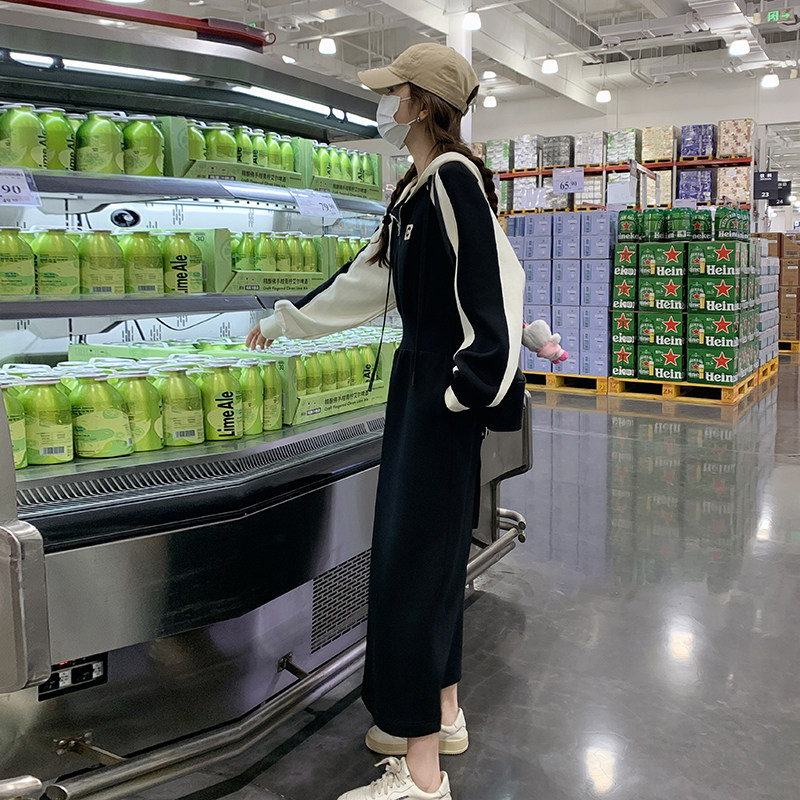 黑色设计感撞色连帽卫衣裙女春秋2025新款收腰显瘦开叉长袖连衣裙,女装连衣裙,2C098
