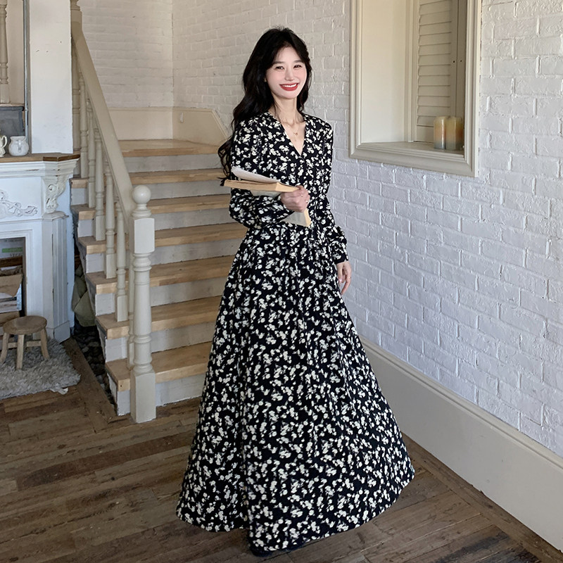 黑色法式碎花V领连衣裙女2025年秋季新款气质显瘦高级感茶歇长裙,女装连衣裙,2C375