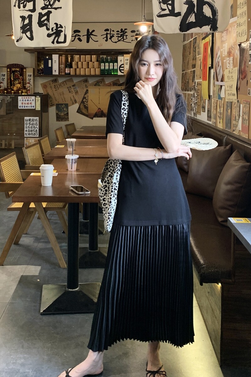 高级感气质黑色百褶连衣裙女2025夏季新款韩系修身显瘦遮肉T恤裙,女装连衣裙,2C212