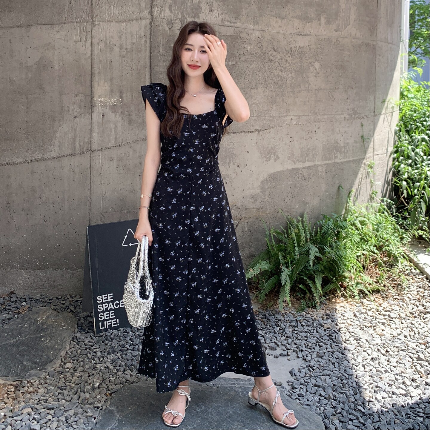 法式减龄碎花露背黑色连衣裙女夏季2025新款甜美显瘦日常舒适长裙图片