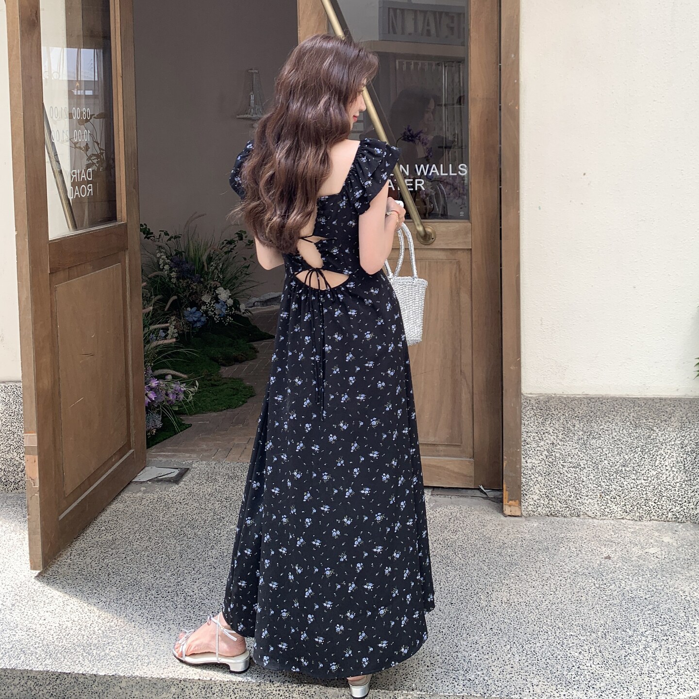 小飞袖露背黑色碎花连衣裙女夏2025新款法式轻熟风御姐流行小众图片
