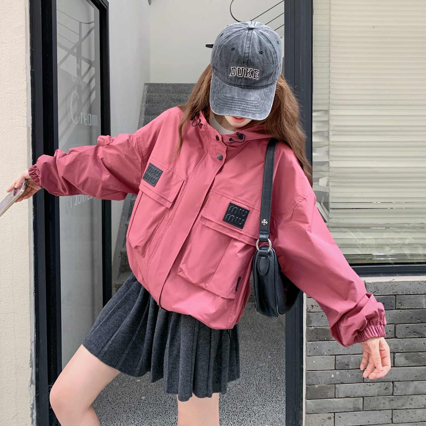 粉色短款户外连帽冲锋衣外套女春秋2025超火好看高级小众夹克上衣,女装短外套,2C233
