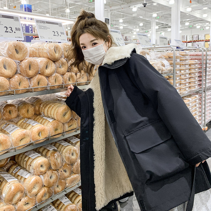 黑色大翻领羊羔毛工装派克服女冬季新款今年流行爆款加厚棉服外套图片