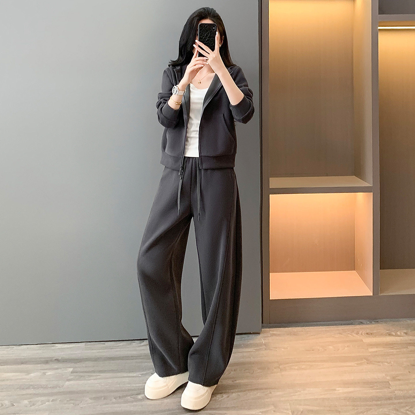 高级感休闲运动套装女秋款连帽短款卫衣内搭白色背心阔腿裤三件套,女装套装/套裙,2C310