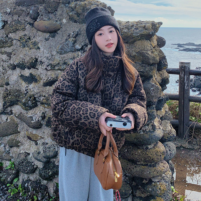 时尚设计感豹纹羽绒服女冬季2024新款超好看印花白鸭绒保暖面包服,女装羽绒服,2C280