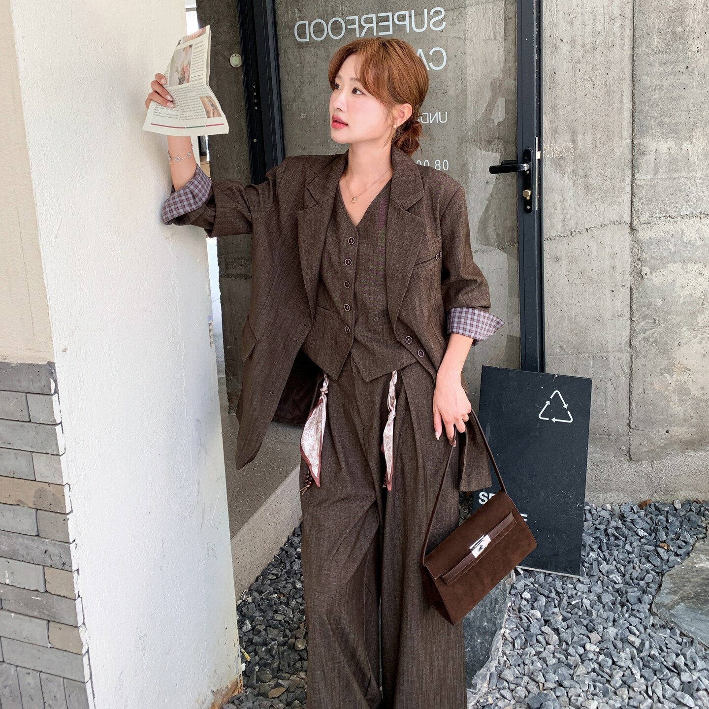 职业通勤穿搭咖色西装套装女春秋2025超火好看高级感阔腿裤三件套图片