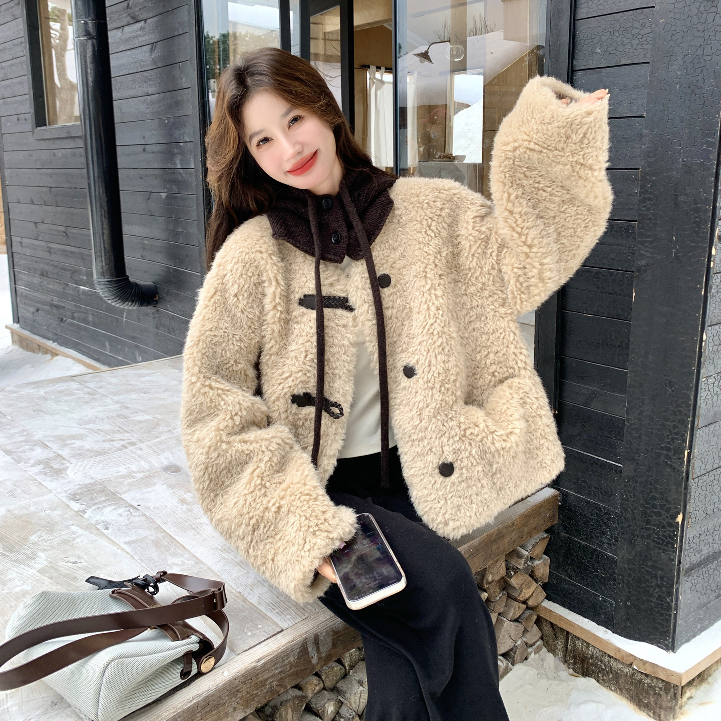 高级感慵懒风羊羔毛加绒连帽短外套女冬季加厚显瘦皮毛一体外套,女装短外套,2C166