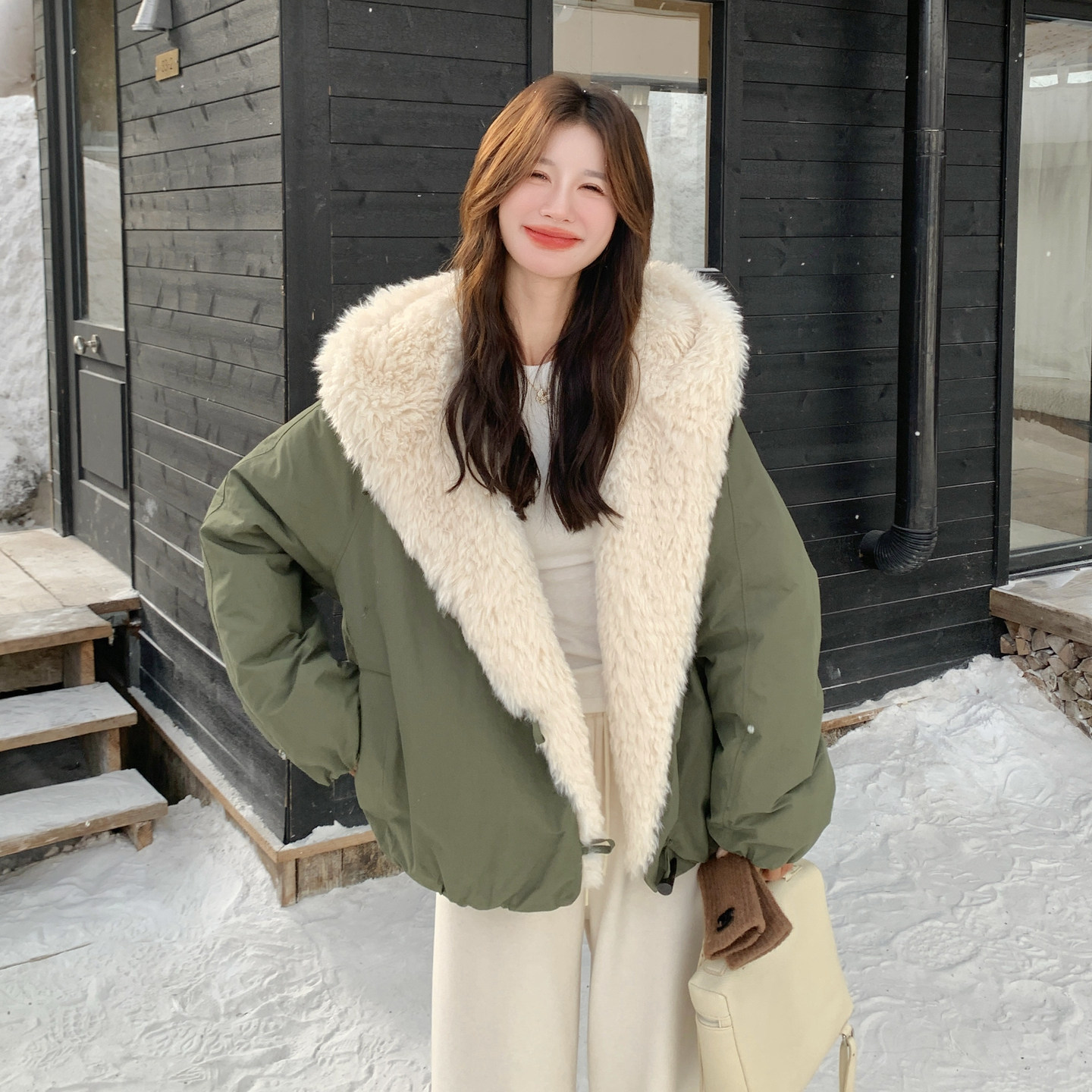 军绿色大毛领连帽派克棉服女冬季加厚保暖牛角扣连帽毛绒短外套,女装派克服,2C166