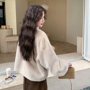 米白色软糯皮毛一体羊羔毛外套女秋冬2025新款温柔风时髦绝美棉服图片