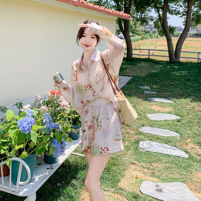 2025新款法式夏季小众植物印花独特度假防晒衬衫短裤两件套装,女装套装/套裙,2C166
