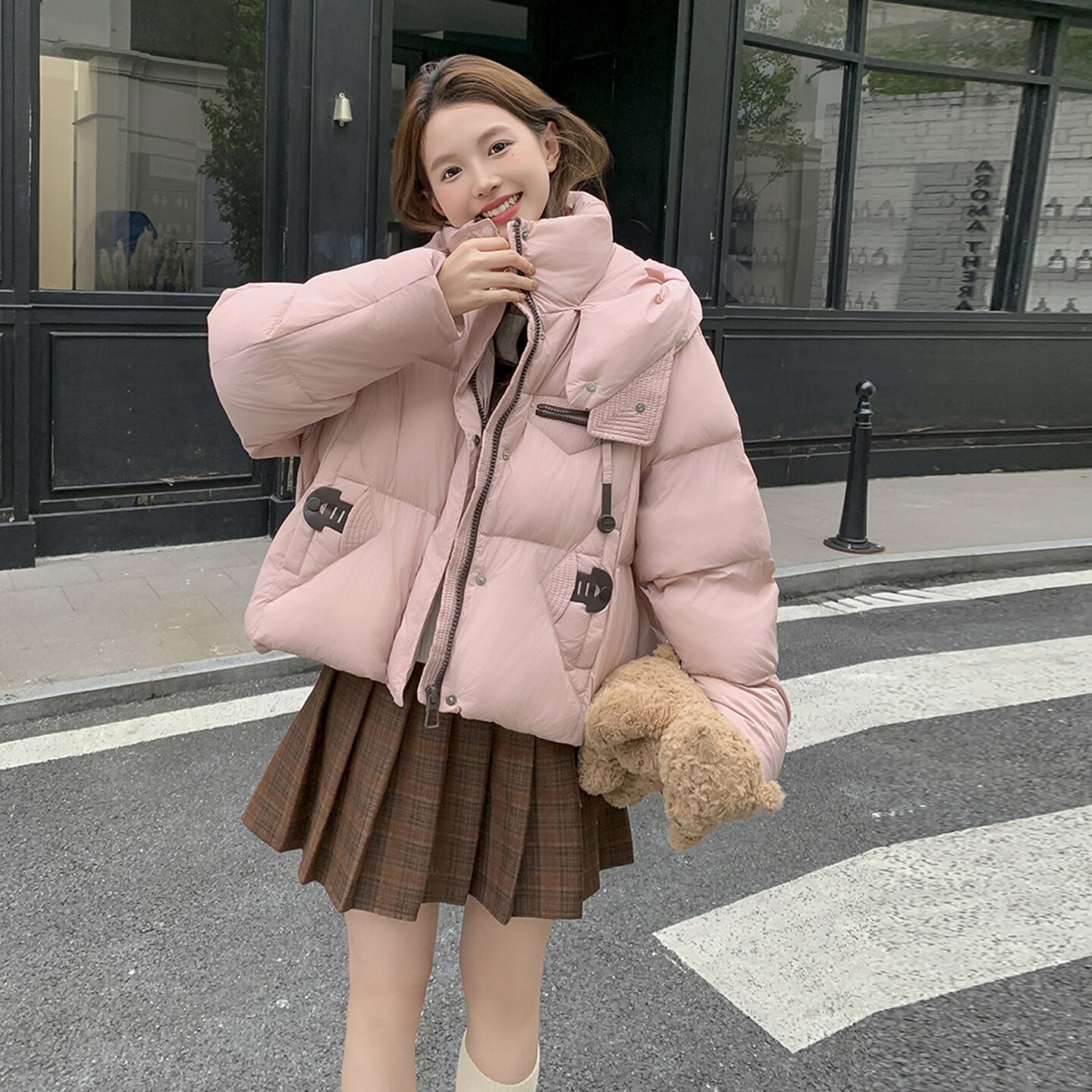 甜美粉色短款连帽羽绒服外套女入冬2025新款设计轻薄白鸭绒面包服,女装羽绒服,2D035