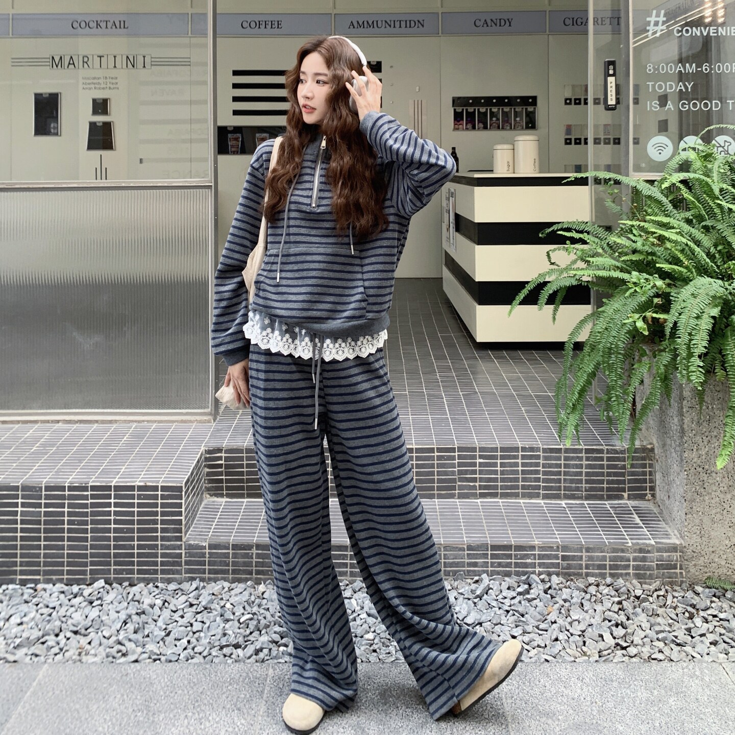 休闲运动风穿搭灰色条纹连帽卫衣套装女春秋超火巨好看长裤两件套图片
