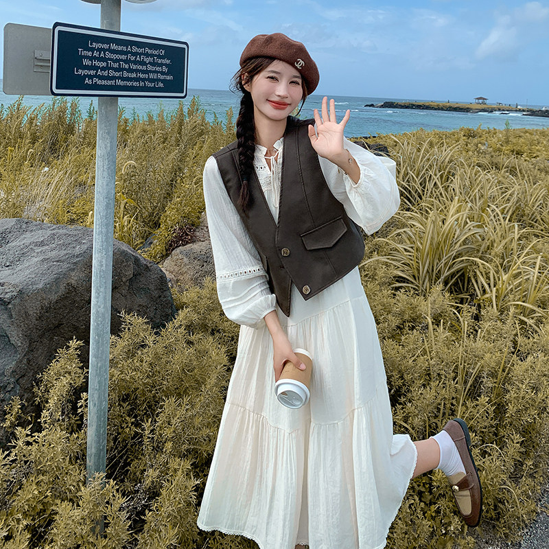 文艺风白色长袖连衣裙配咖色皮马甲女2025春秋超火好看长裙两件套图片