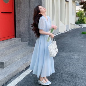 甜美泡泡袖V领气质连衣裙女2025夏季百搭高腰显瘦浅蓝色A字连衣裙图片