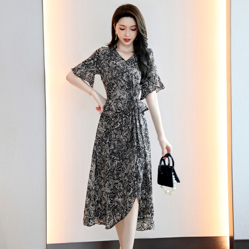 2025夏季新款法式优雅淑女气质ol大摆V领雪纺印花连衣裙女，女装连衣裙，自然秀,女装连衣裙,自然秀