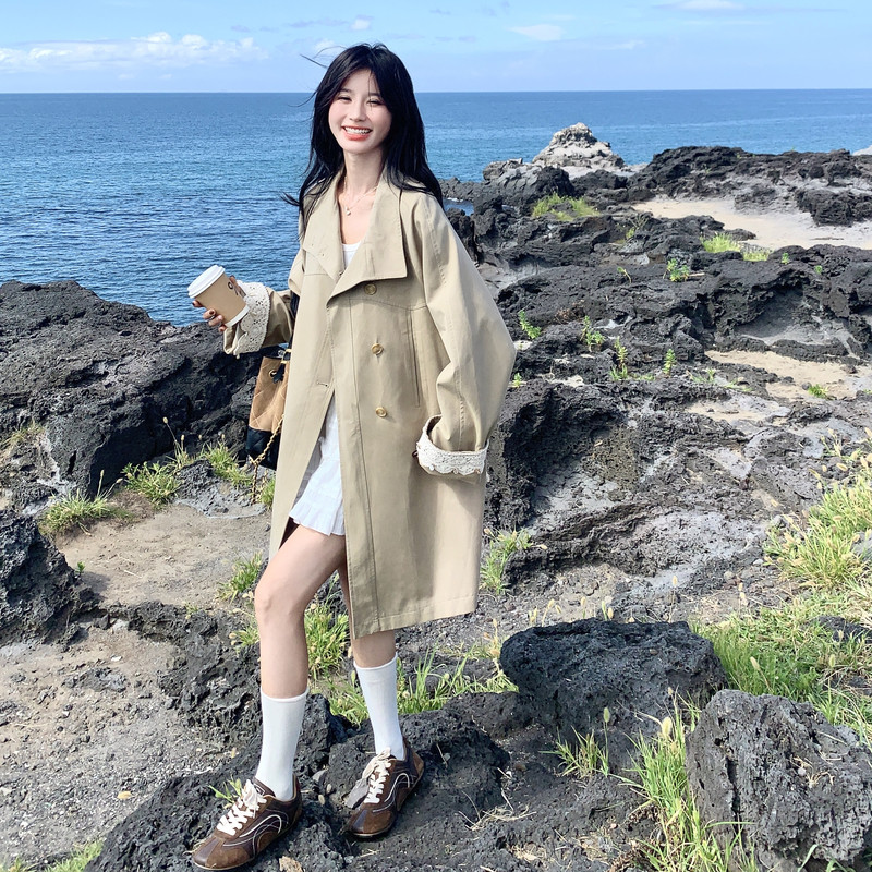 卡其色蕾丝拼接风衣女2025秋新款今年流行设计感宽松显瘦气质大衣,女装风衣,2C159
