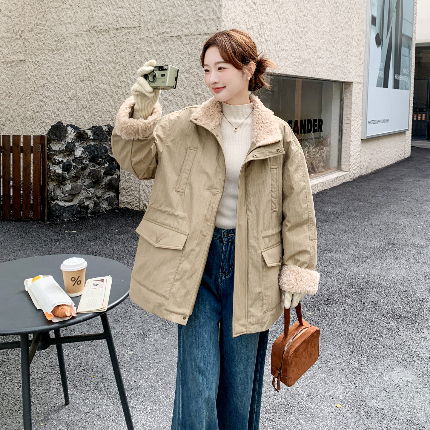 卡其色羊羔毛拼接派克羽绒服女冬季大翻领白鸭绒加厚保暖收腰外套图片