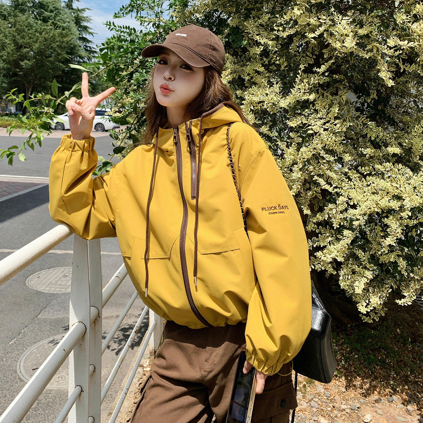 设计感连帽冲锋衣短外套女2025秋季宽松显瘦百搭休闲工装夹克上衣,女装短外套,2C306