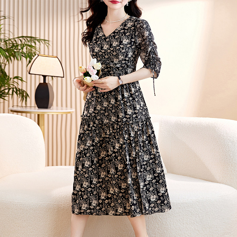 24夏V领时尚抽皱袖下摆侧开叉法式连衣裙8911P105,女装连衣裙,乐衣轩