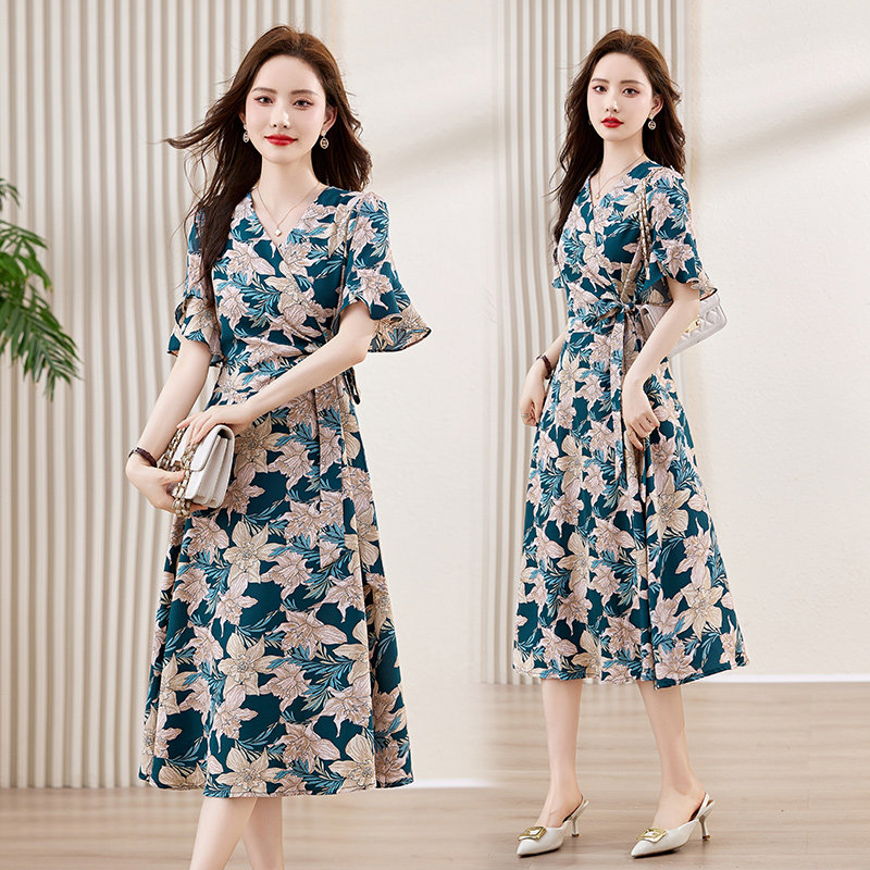 轻熟风印花连衣裙女夏2025新款女人味V领气质收腰显瘦喇叭袖裙子图片