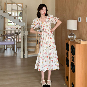 法式泡泡袖碎花连衣裙女夏2025新款甜美减龄韩系穿搭独特绝美长裙图片