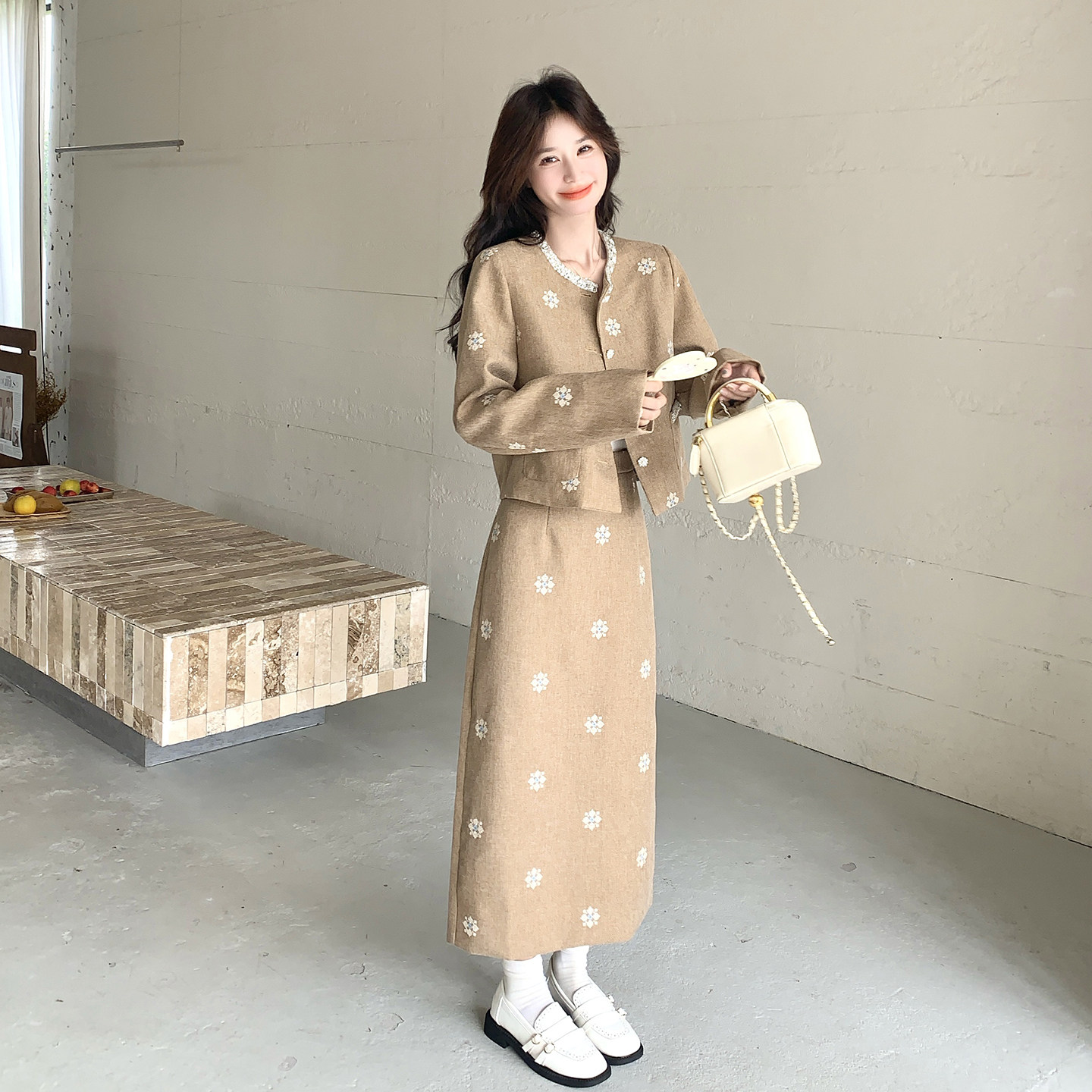 浅咖色刺绣碎花西装半身裙套装女春秋俏皮活泼大方得体穿搭两件套,女装套装/套裙,2D078