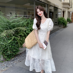 茶歇法式泡泡袖白色蕾丝连衣裙女2025夏季新款气质温柔慵懒仙女裙图片