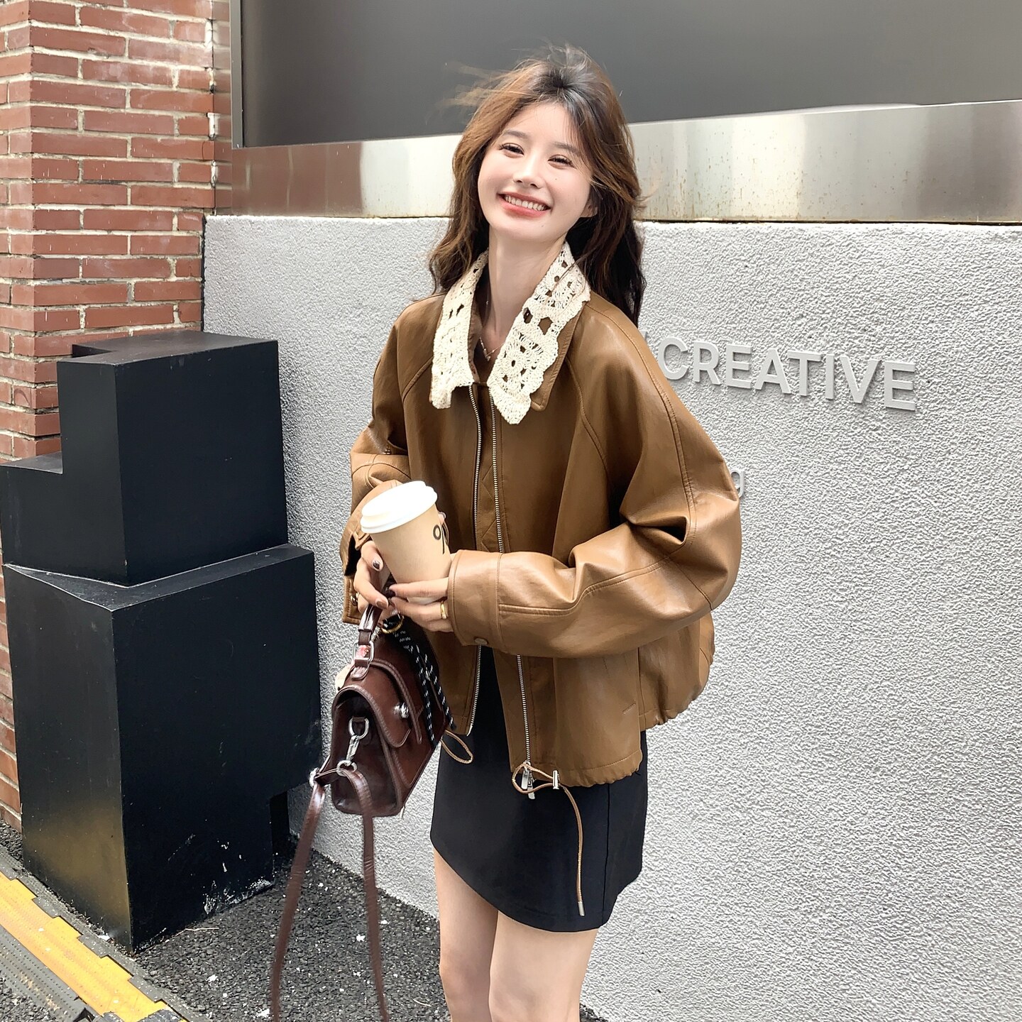 设计感洋气蕾丝领收腰宽松休闲百搭短款夹克女春秋翻领PU皮外套,女装短外套,2C166