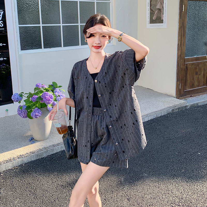 灰色酷飒拽姐条纹套装女小个子2025夏季新款泡泡袖开衫短裤两件套图片