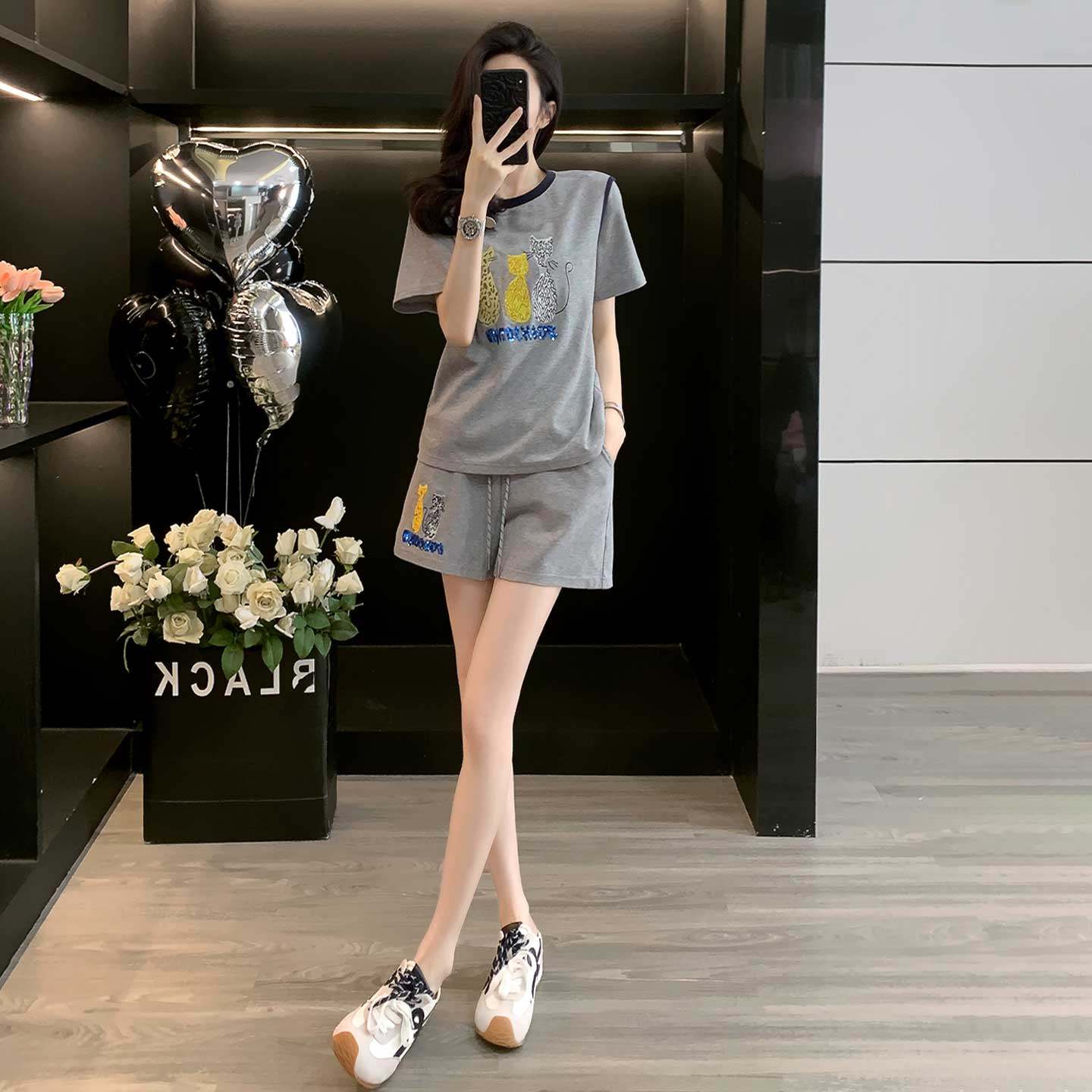 少女风穿搭时尚套装女夏宽松显瘦圆领刺绣印花上衣阔腿短裤两件套图片