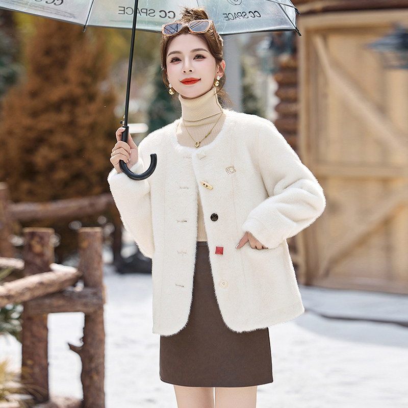 小香风彩扣皮毛一体外套女2024冬季新款时尚显瘦加厚保暖毛绒上衣,女装皮草,衣佳和