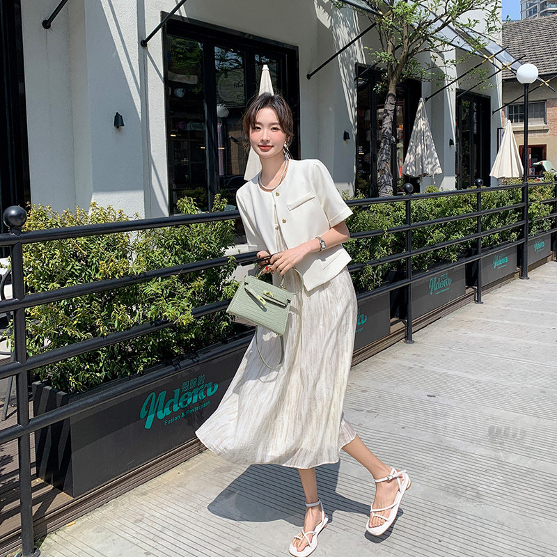 2025夏季女装新款时尚两件套连衣裙杏色短袖外套配晕染印花吊带裙图片