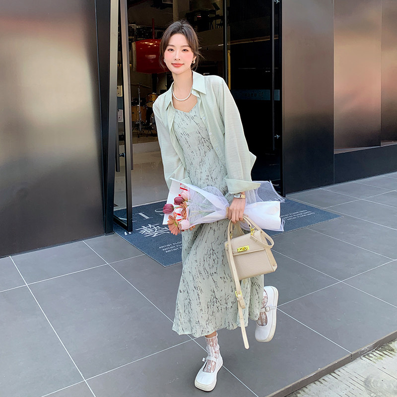 绿色轻薄防晒衬衫碎花吊带连衣裙套装女2025夏季新款巨好看两件套图片