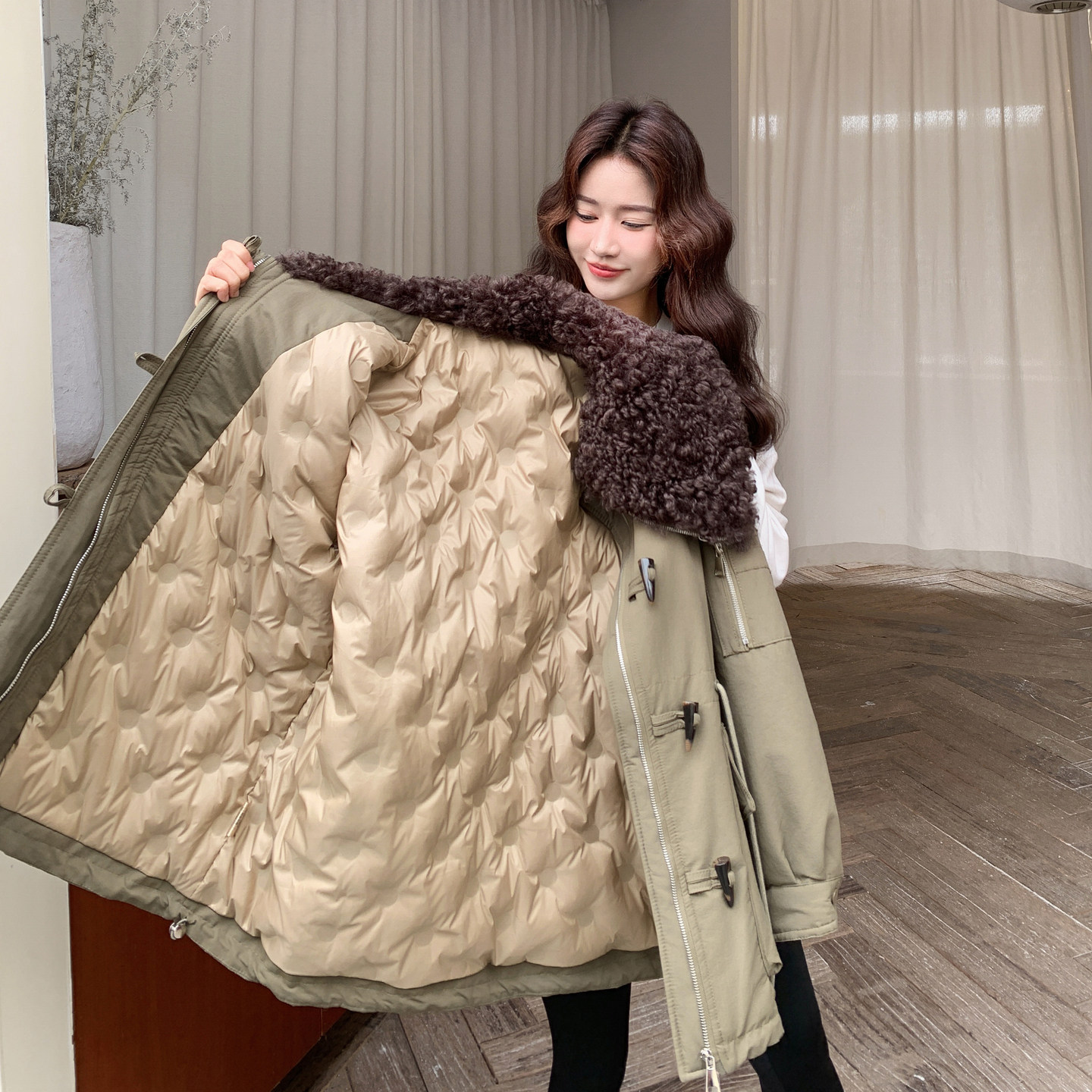 军绿色羊羔毛大翻领羽绒服女2025年冬季新款牛角扣白鸭绒保暖外套,女装羽绒服,2C227