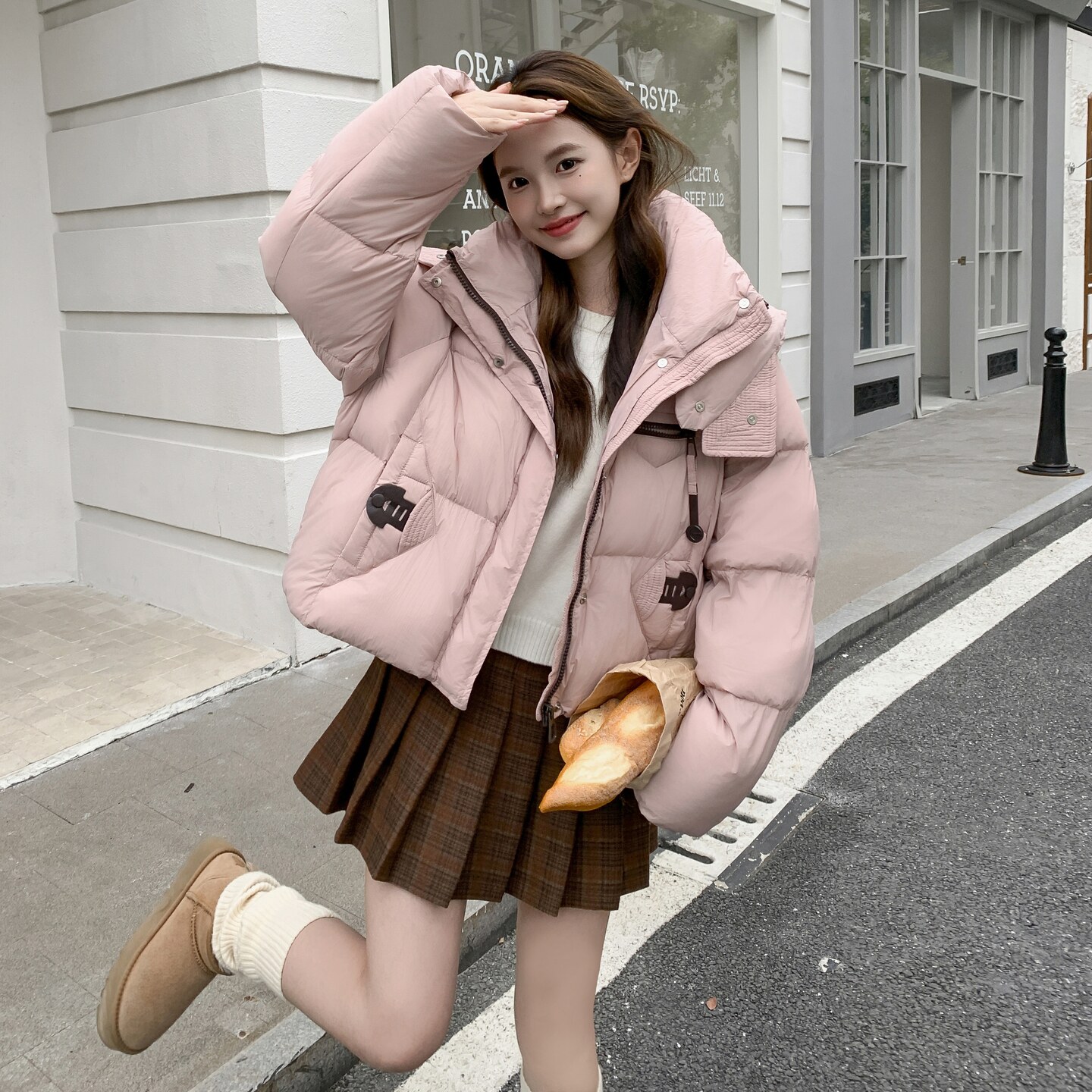甜美粉色短款连帽羽绒服外套女入冬2025新款设计轻薄白鸭绒面包服,女装羽绒服,2D035