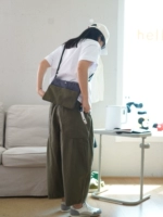 Военный зеленый сочетается с темно -серым