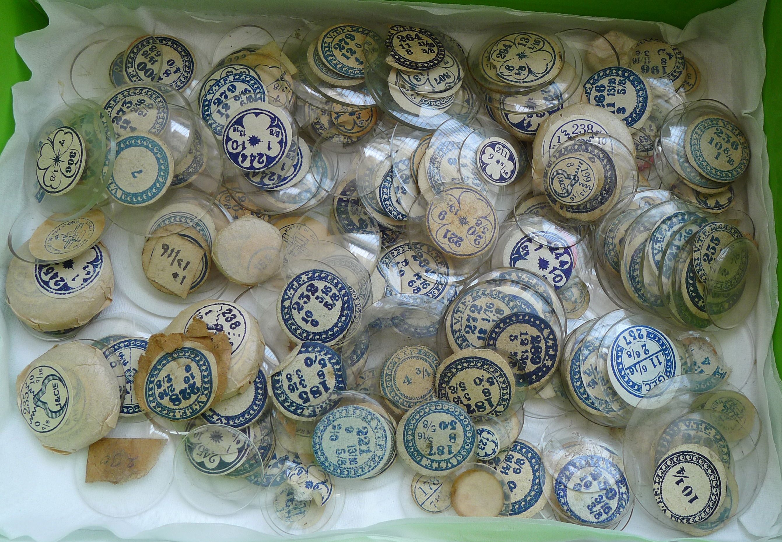 The antique nostalcuity (hand) table is small on the table