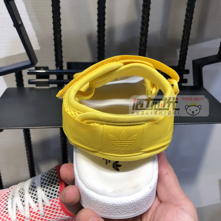Adidas dép cỏ ba lá Velcro dép bãi biển nam giới và phụ nữ mùa hè dây đeo dép thể thao CQ2673 dép quai hậu bitis nữ