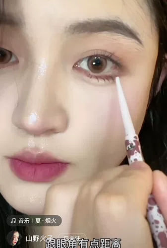 Это красочный цвет угла глаз. Плолость глаз 15 полюса тонкий порошок коричневый нижний век