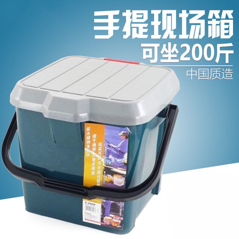 200 catfish for filming with storage box Hand containing box actors' crew Live boxes do not injate the fishing bucket box