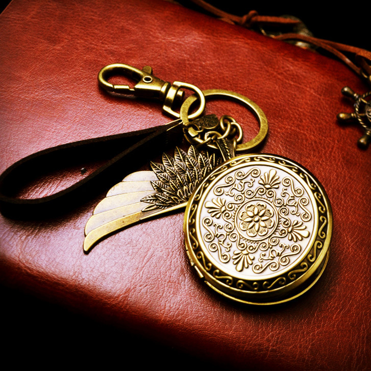 Retro Keychain Creative Male and Female Couple Keychain Can Open Photos Birthday Christmas Gift Practical