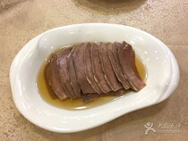 The shopkeeper recommends the old man and the hotel signboard is popular.